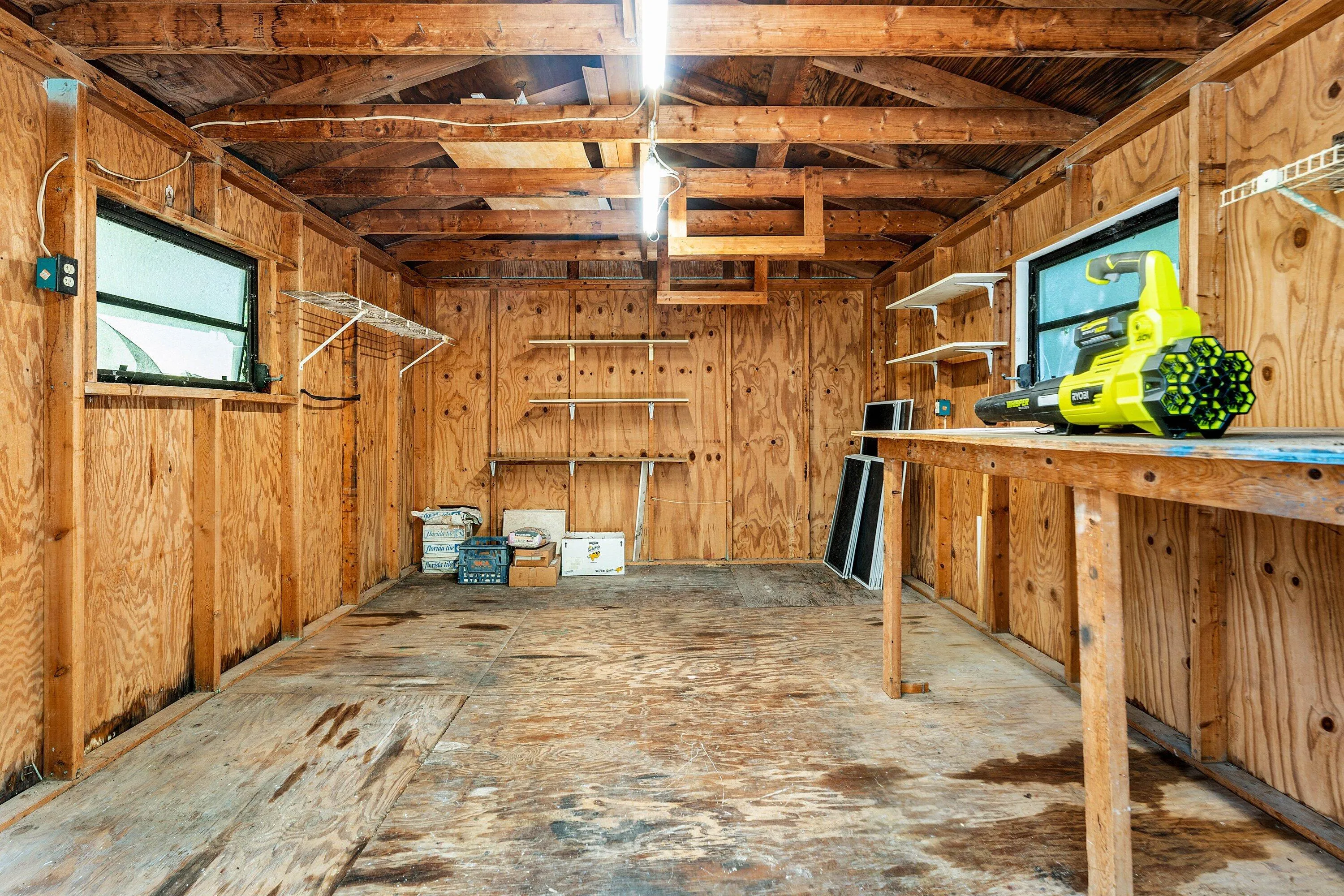 Detached shed/workshop w electric