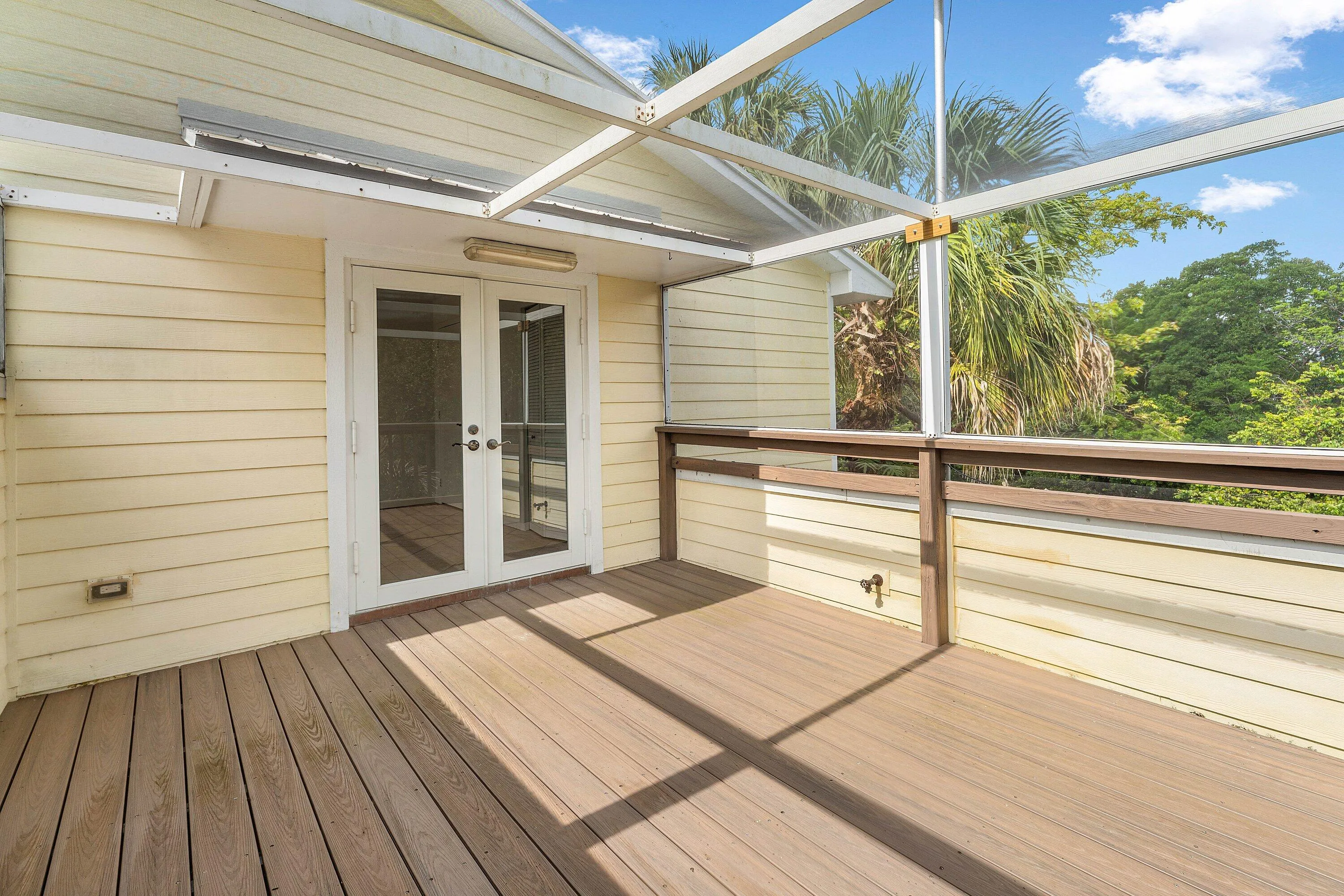 master screen balcony