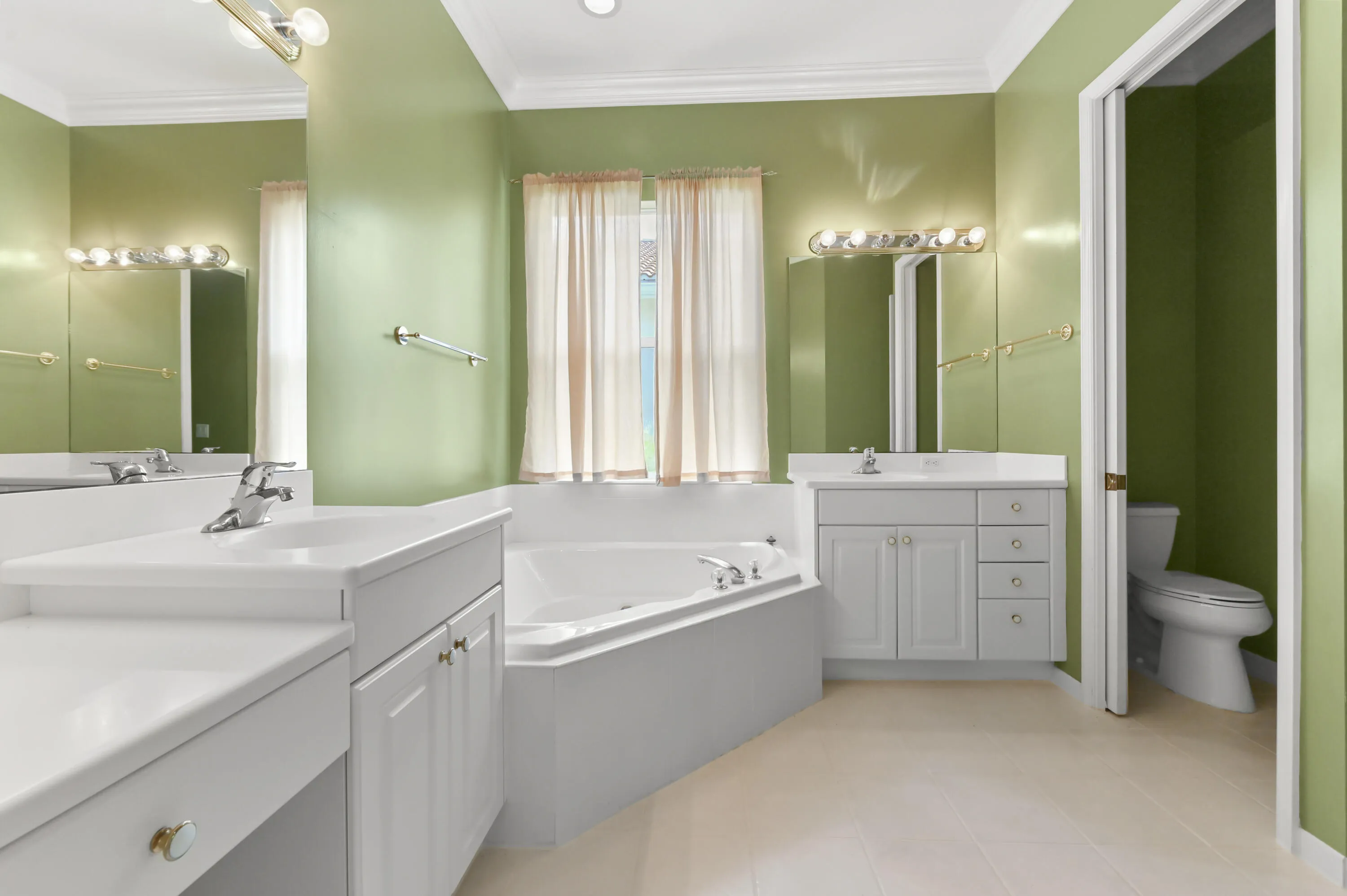 28 Bathroom 02