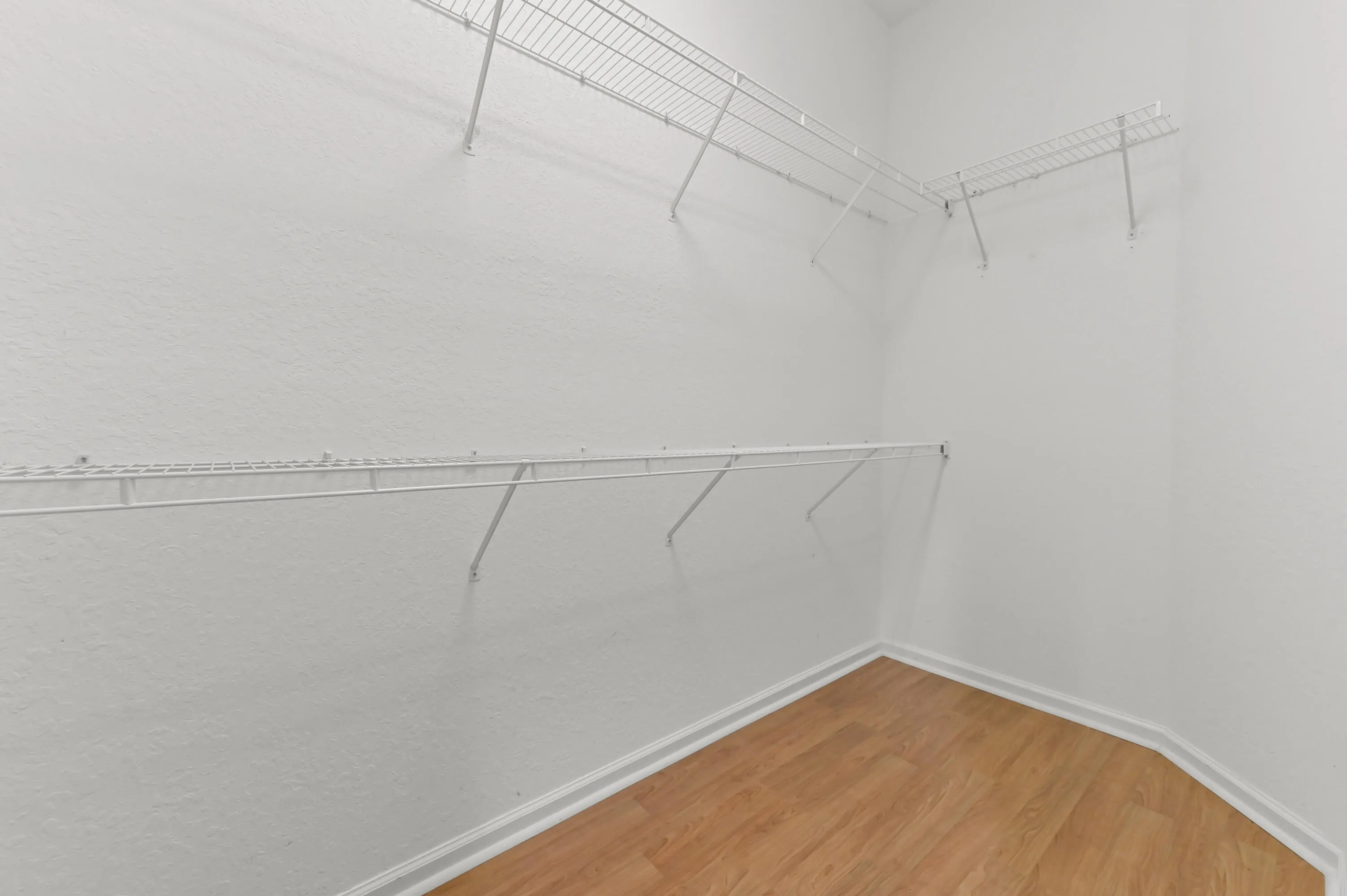 26 Closet 01