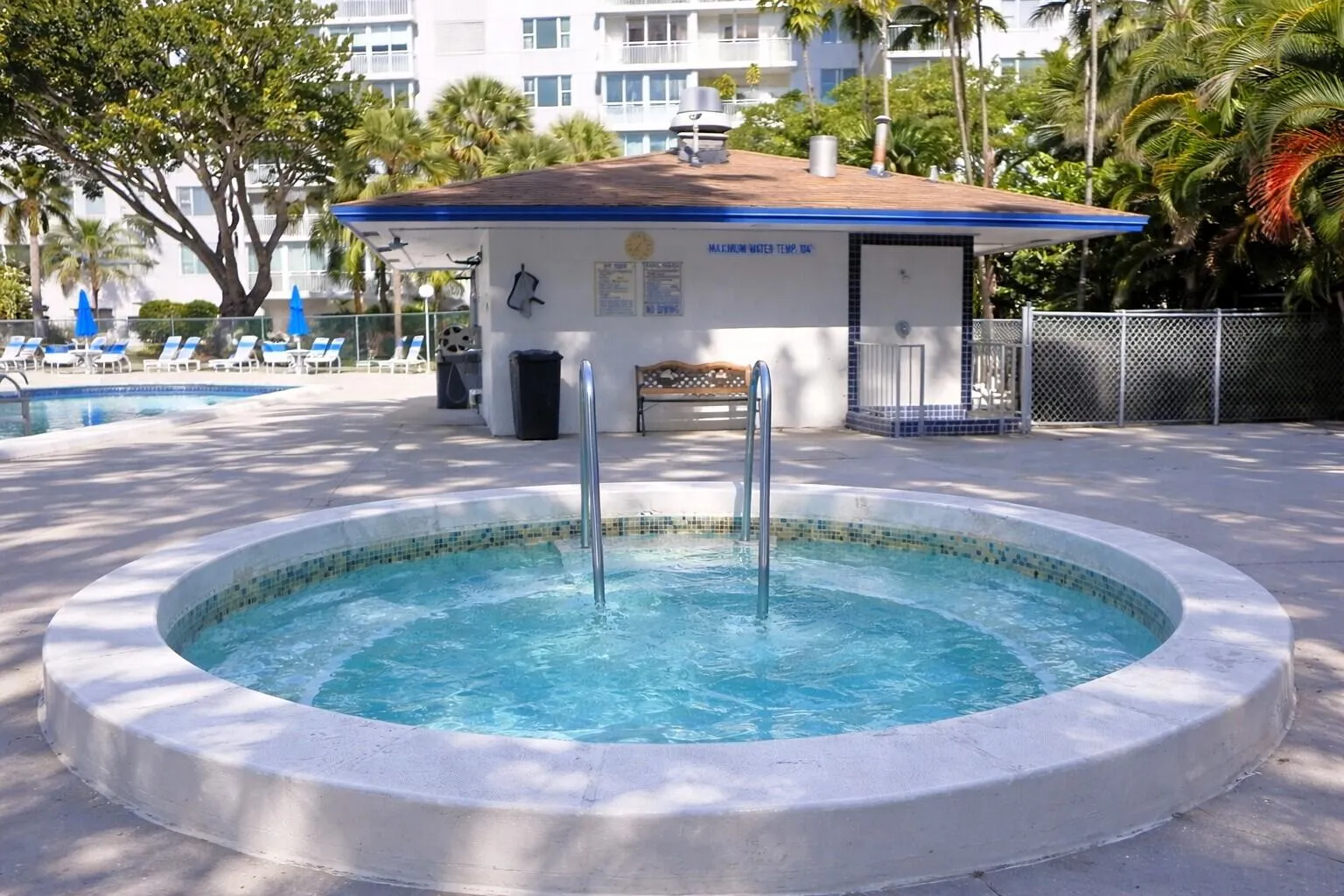 3800 Hillcrest jacuzzi