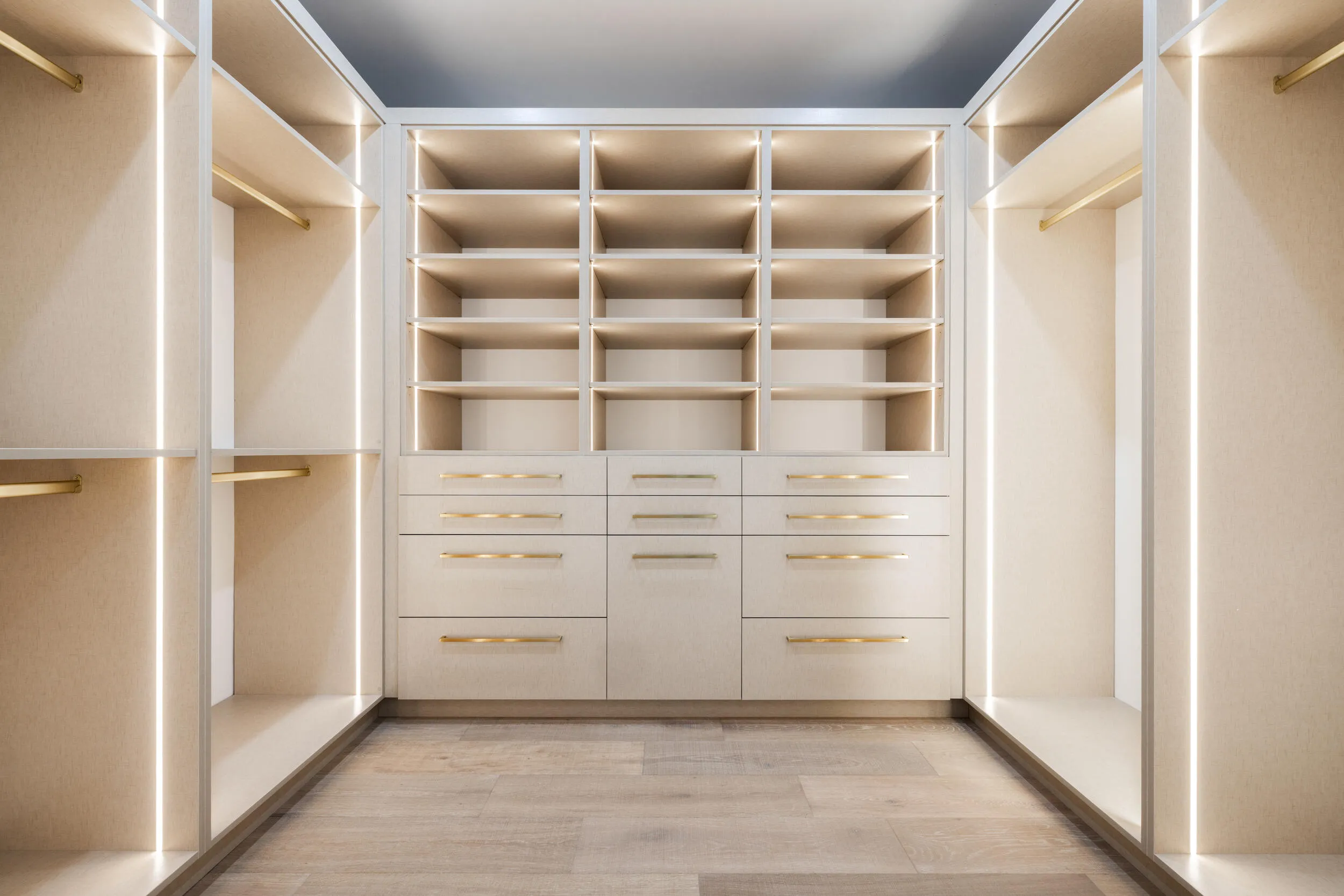 GUEST SUITE CLOSET