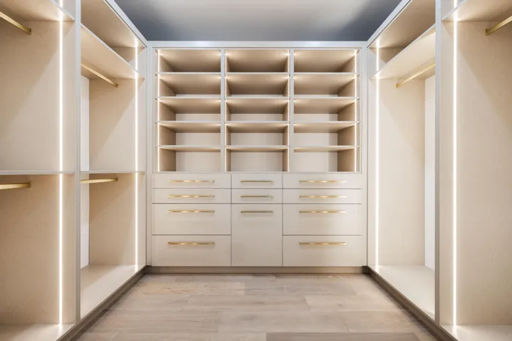 GUEST SUITE CLOSET