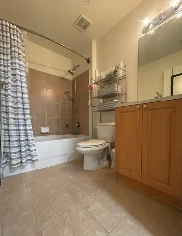 Boynton-Beach-Townhome-Secondary-Bathroom.jpg