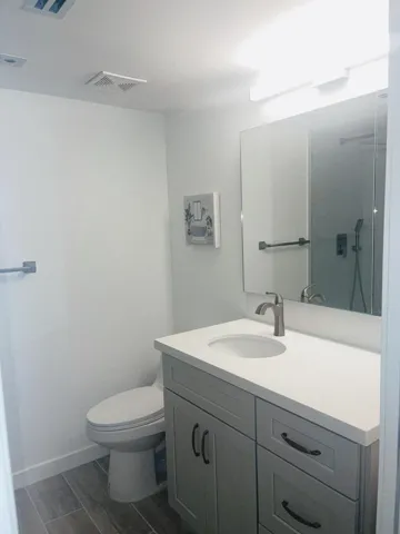 5993 MASTERBEDROOM bathroom 2