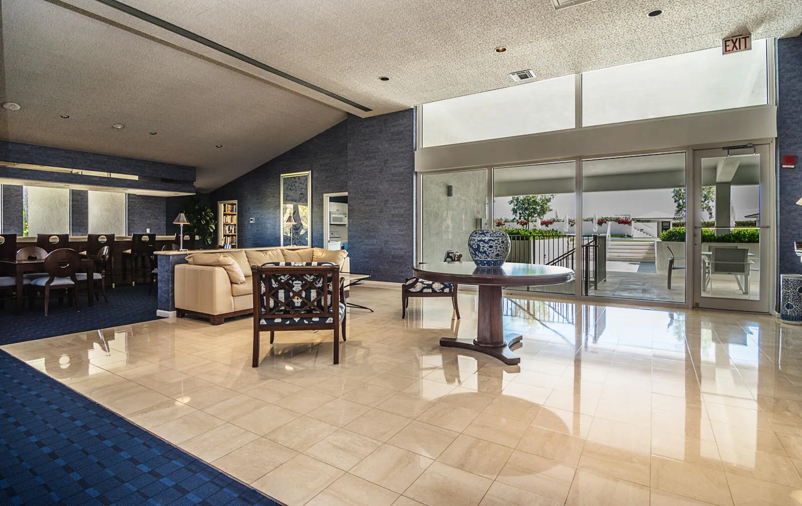 Social Room w/Bar