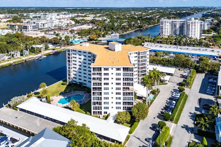 Bar Harbour is in a prime location, one block to Atlantic Avenue and two blocks to the ocean.