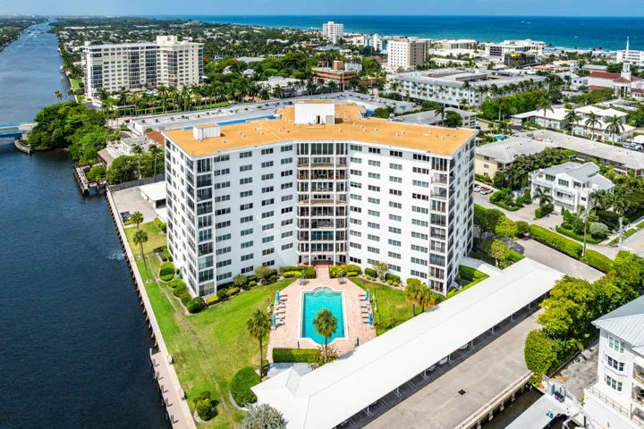 Bar Harbour offers one of the best locations on the Intracoastal in Delray Beach. One block to the Atlantic Avenue and two blocks to the ocean.