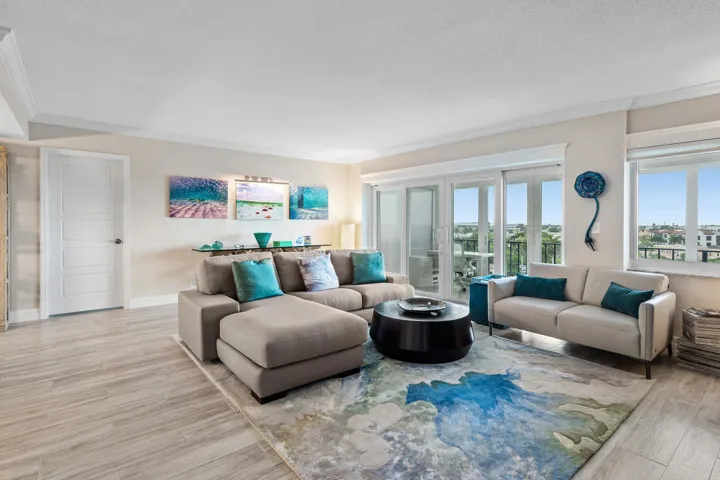 Porcelain tile foors throughout.