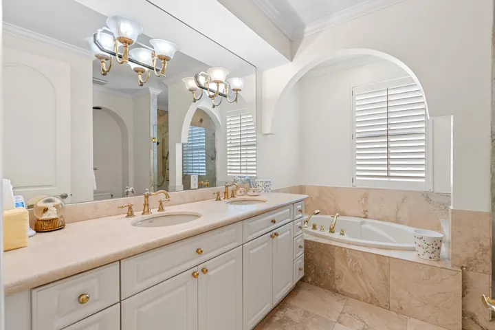 mls_PRIMARY_BATHROOM_RIGHT_ANGLE