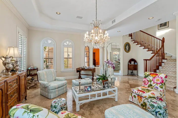 mls_LIVING_ROOM_RIGHT_ANGLE