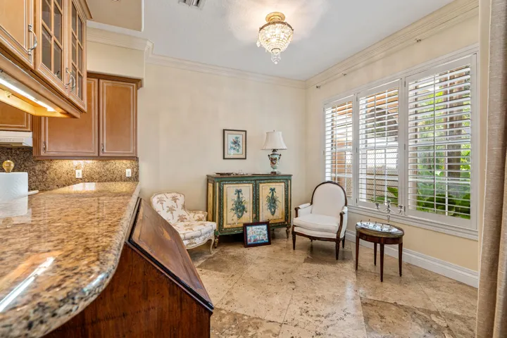 mls_KITCHEN_SEATING_AREA