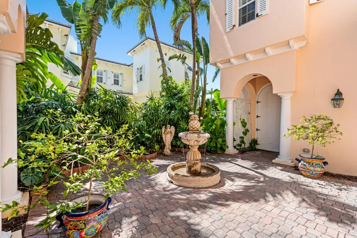 mls_COURTYARD_TO_ENTRANCE_WALKWAY