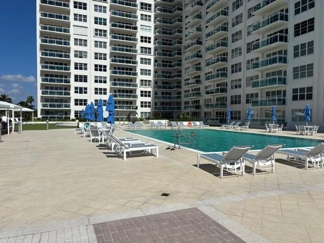 Outdoor swimming pool / sun deck