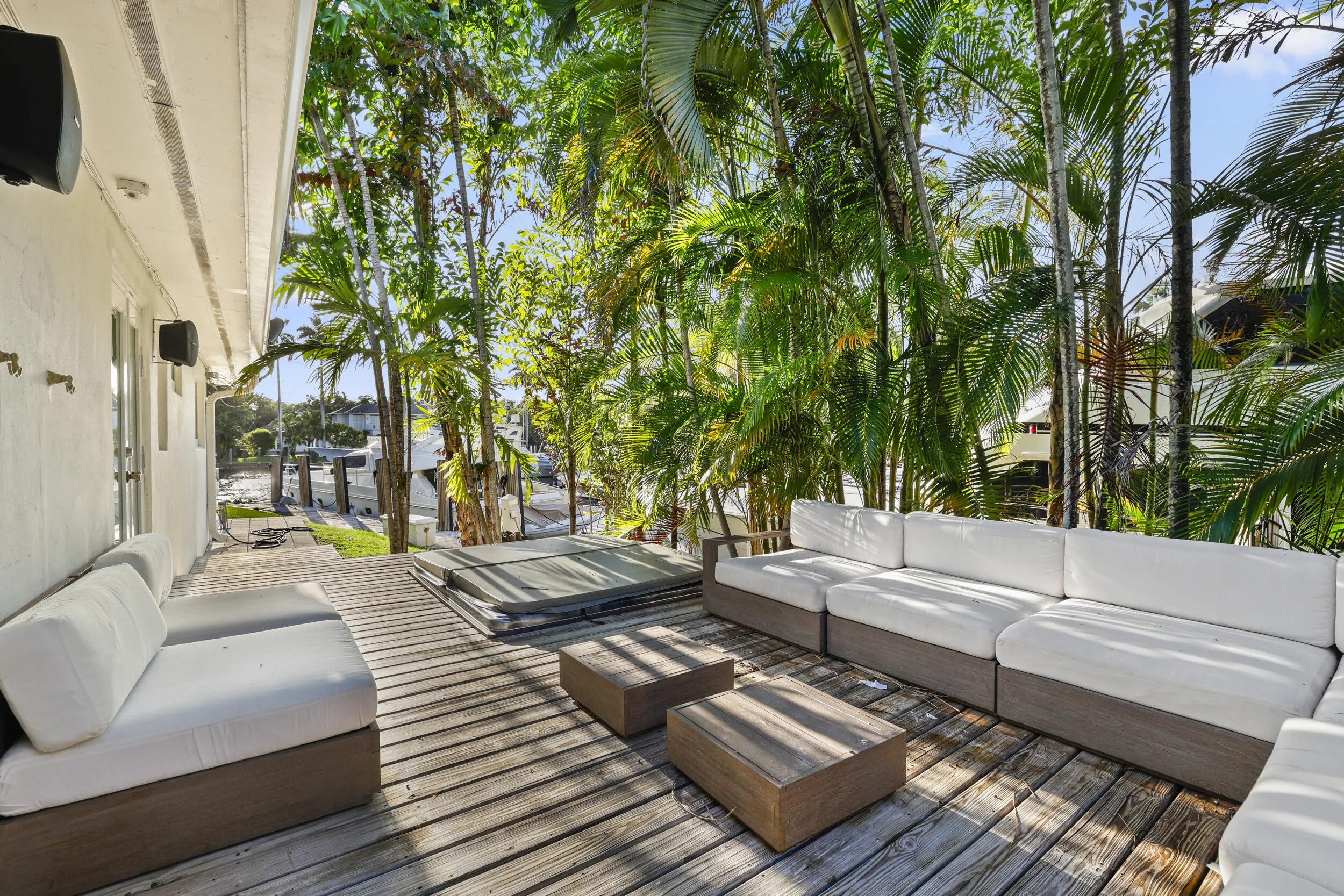 Private Hot Tub Lounge Area