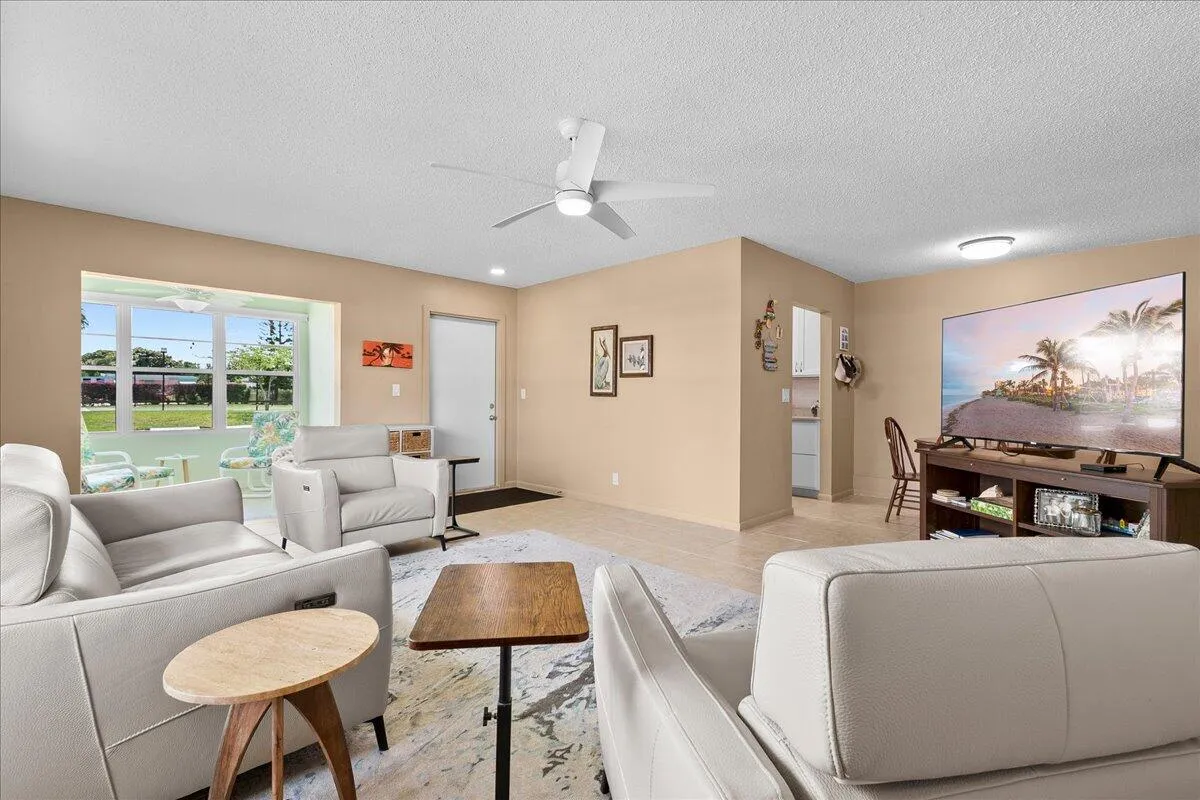 LIVINGROOM