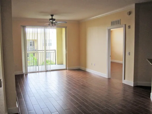 Living Room/Balcony