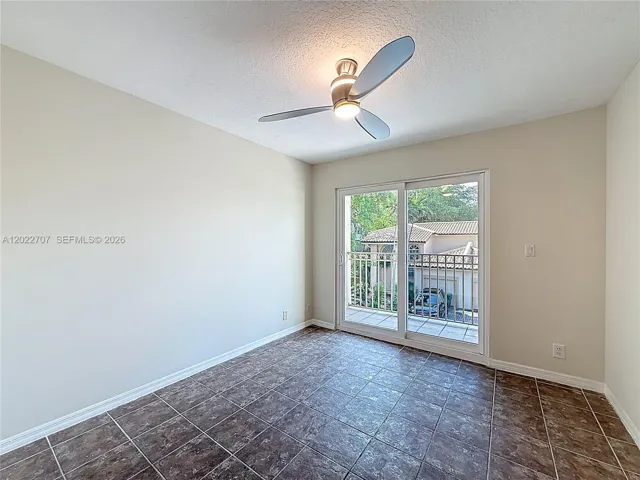2nd bedroom w/balcony