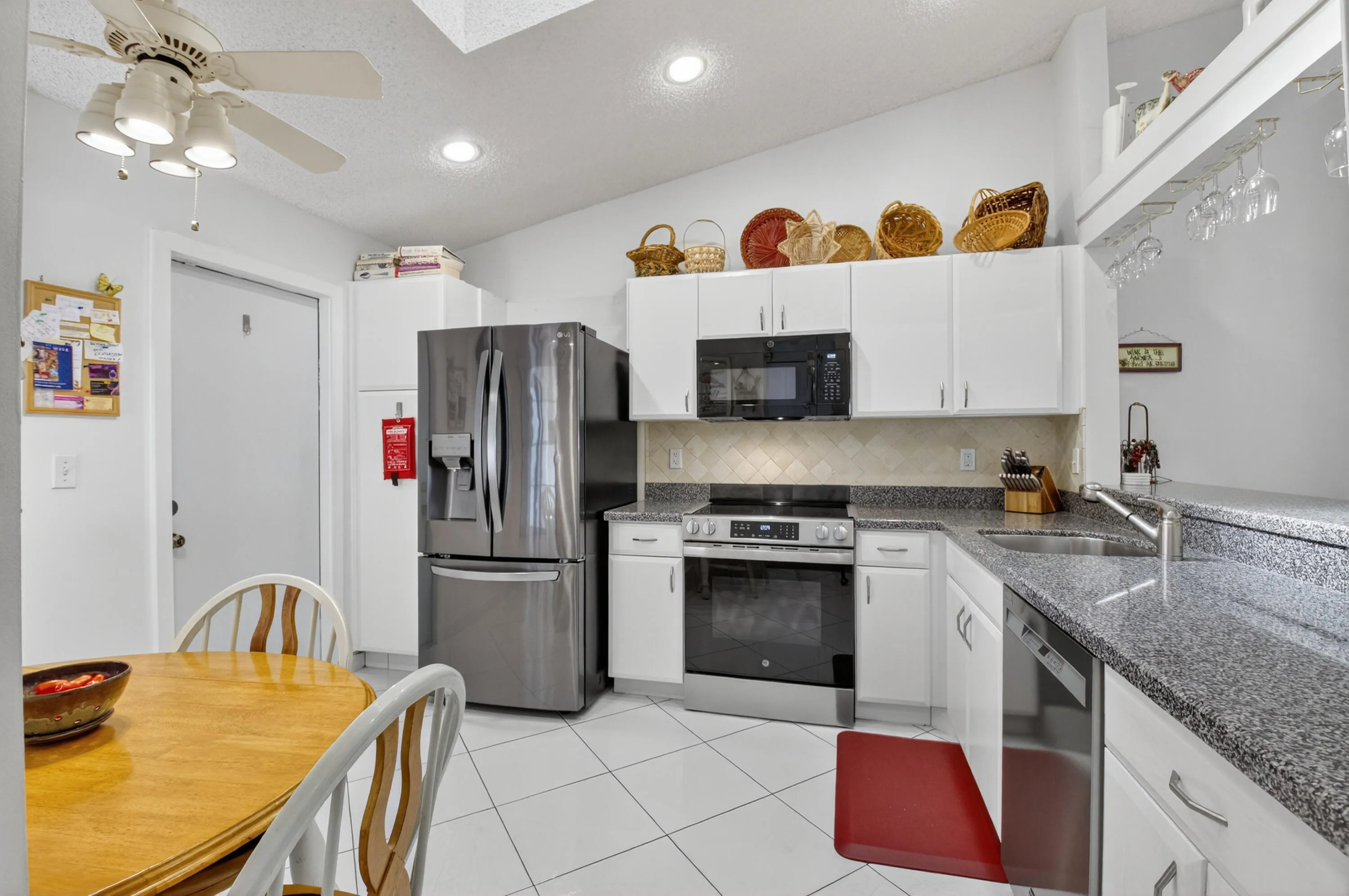 Stunning kitchen w/Stainless Appliances