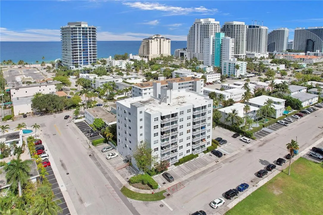 Welcome to Leisure Sands ! Just 2 blocks away from the Beach