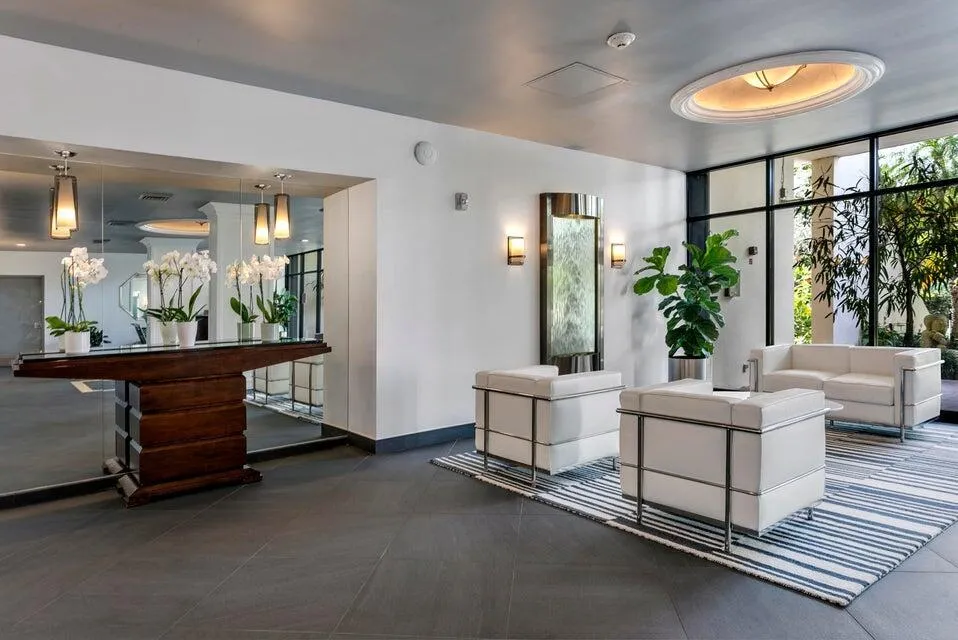 LOBBY LINCOLN 2