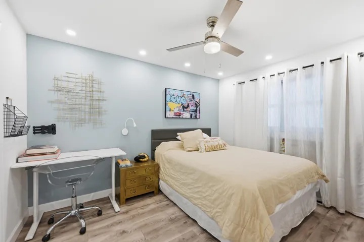 21_bedroom