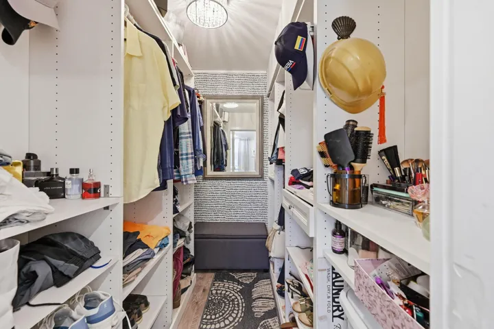 20_walk-in closet