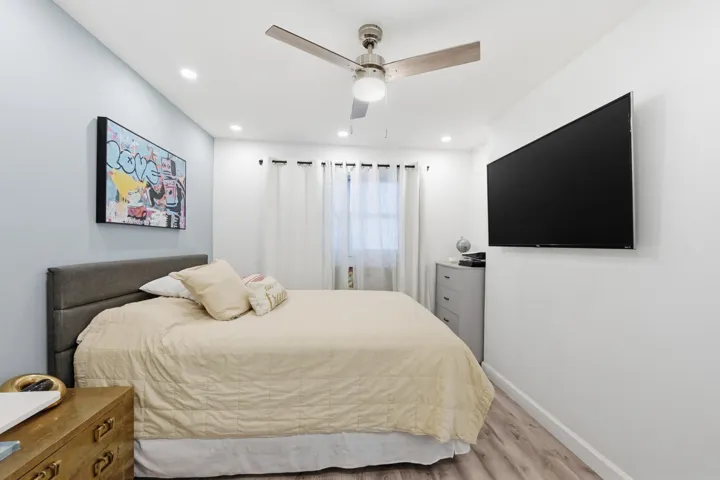 22_bedroom