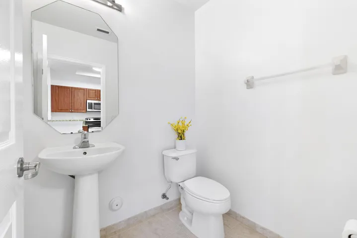 Downstair 1/2 bathroom