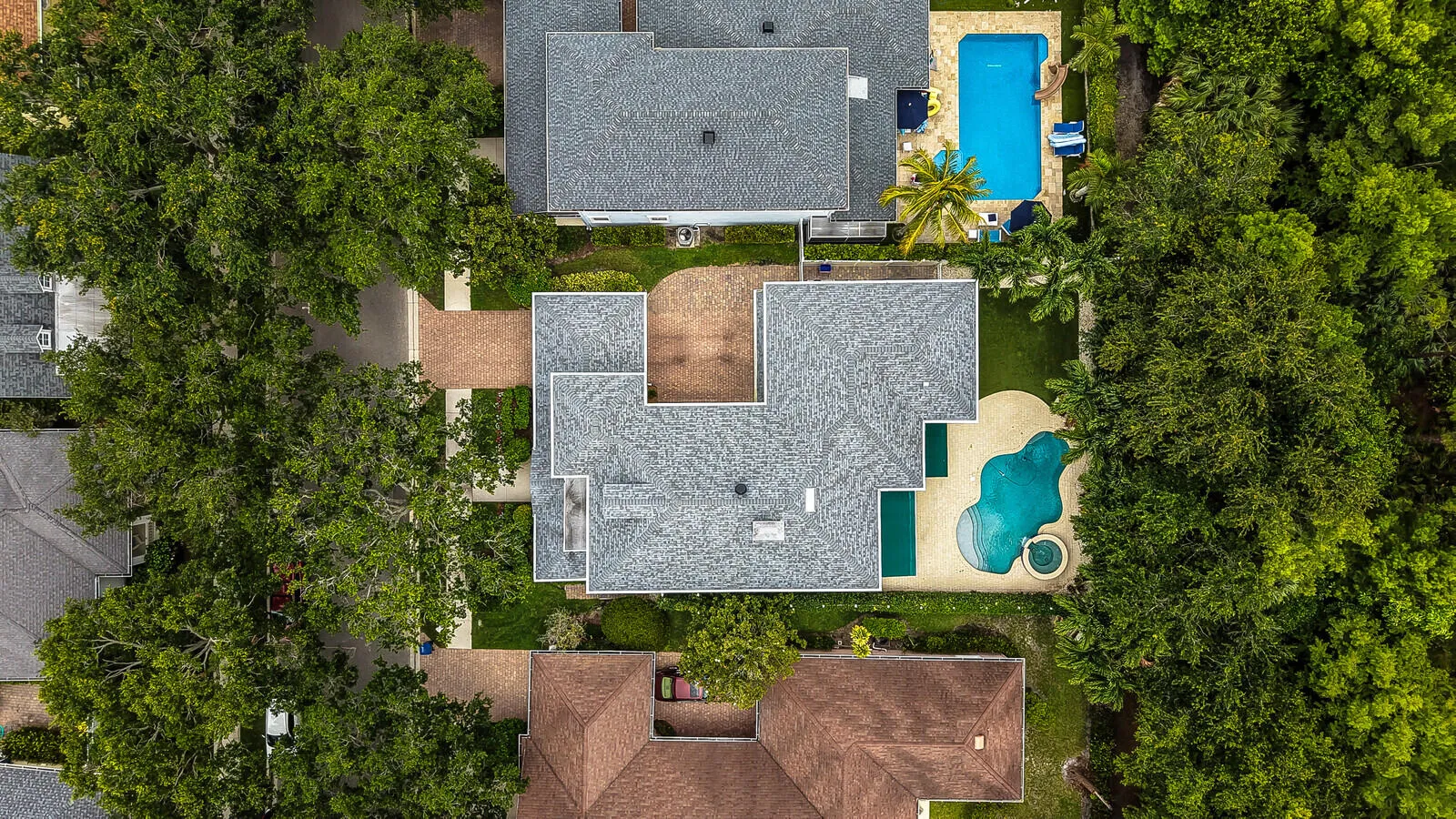 a house 1:2 neighbor 221