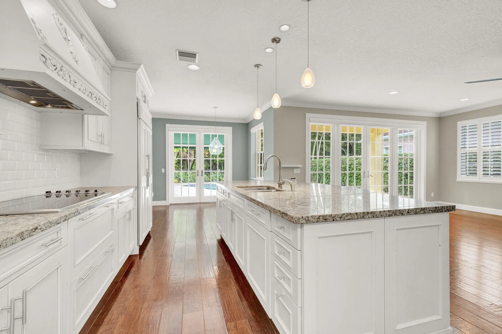 kitchen to nook and pool 221