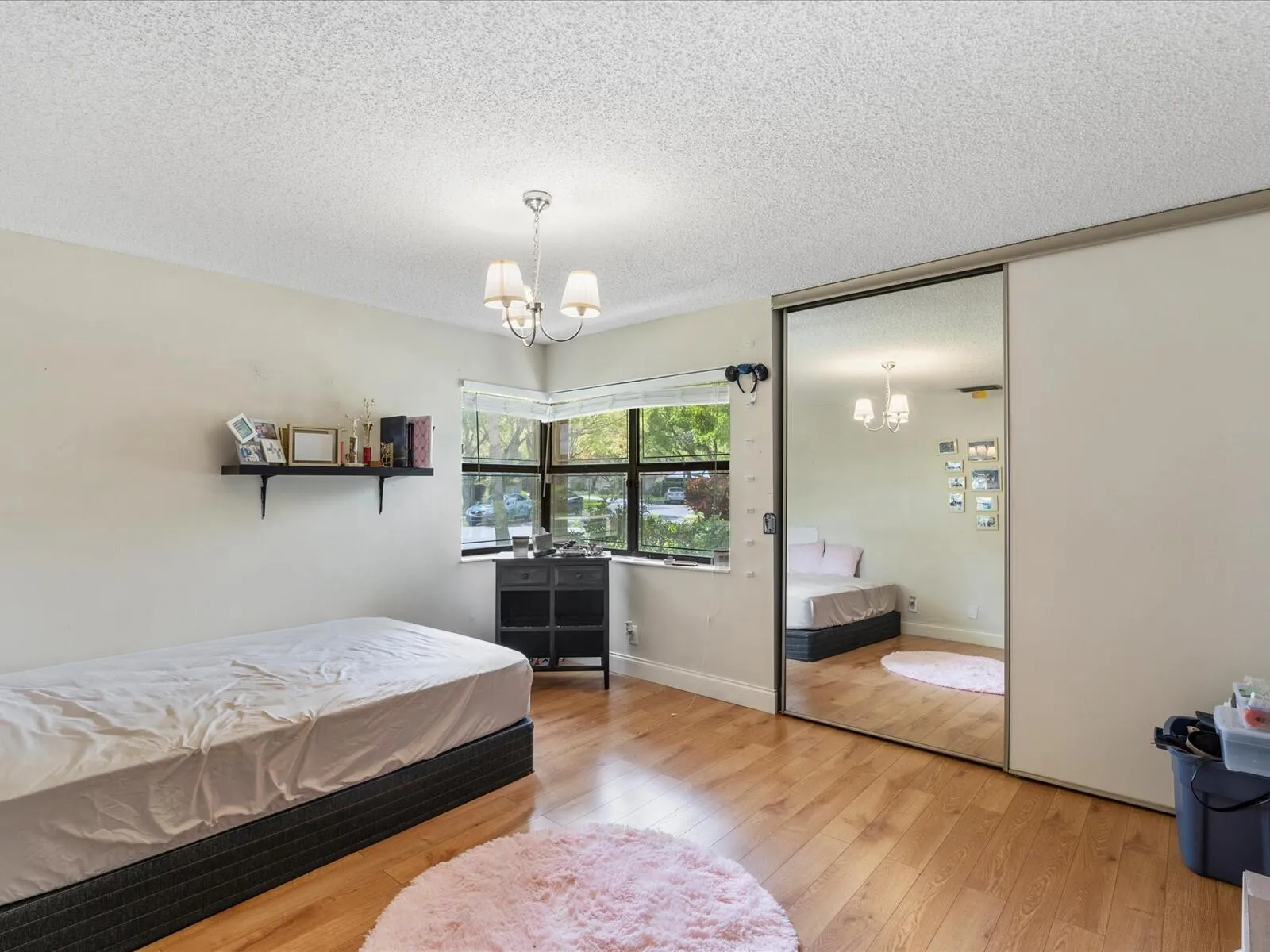 60-Bedroom