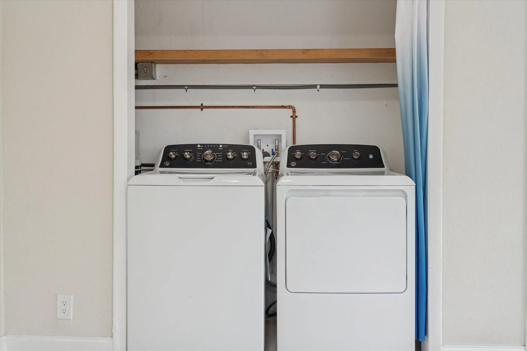 0010-Main House Laundry 37