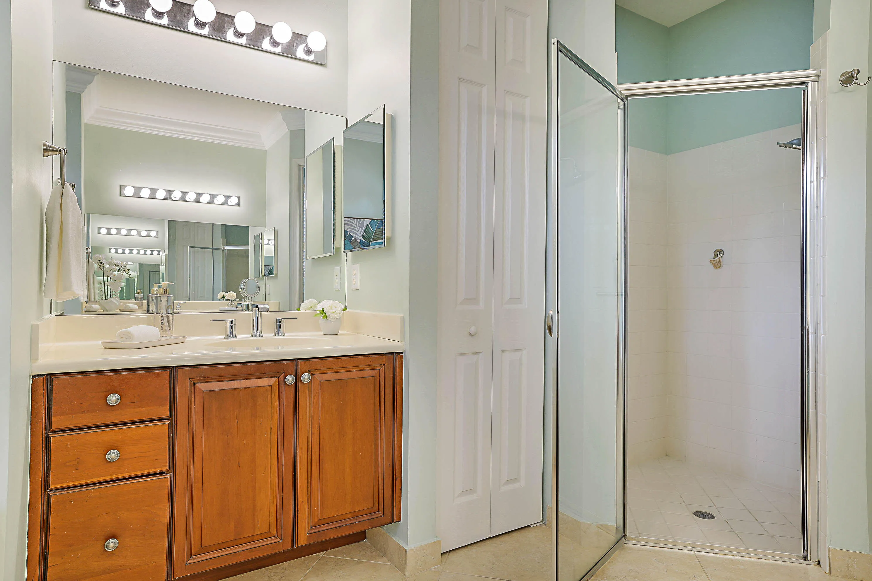 Dual sinks primary bath