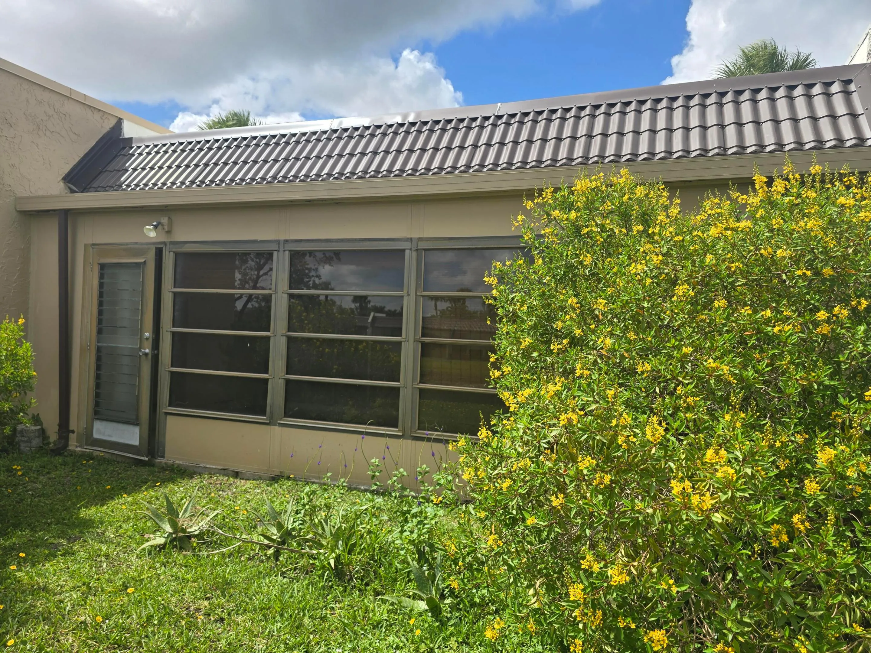 LARGE 20 x 9 ENCLOSED PATIO
