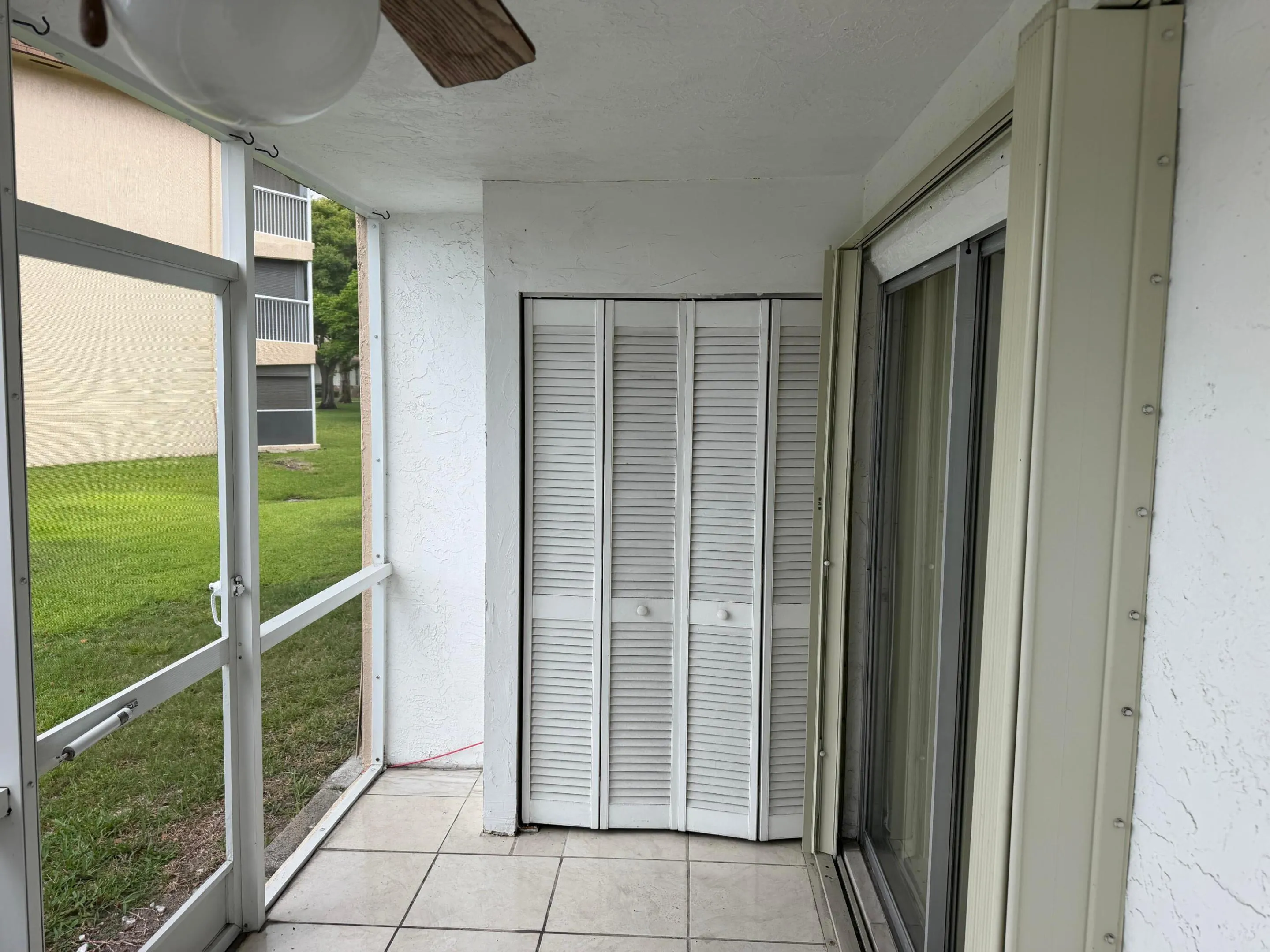 Porch w/ extra closet