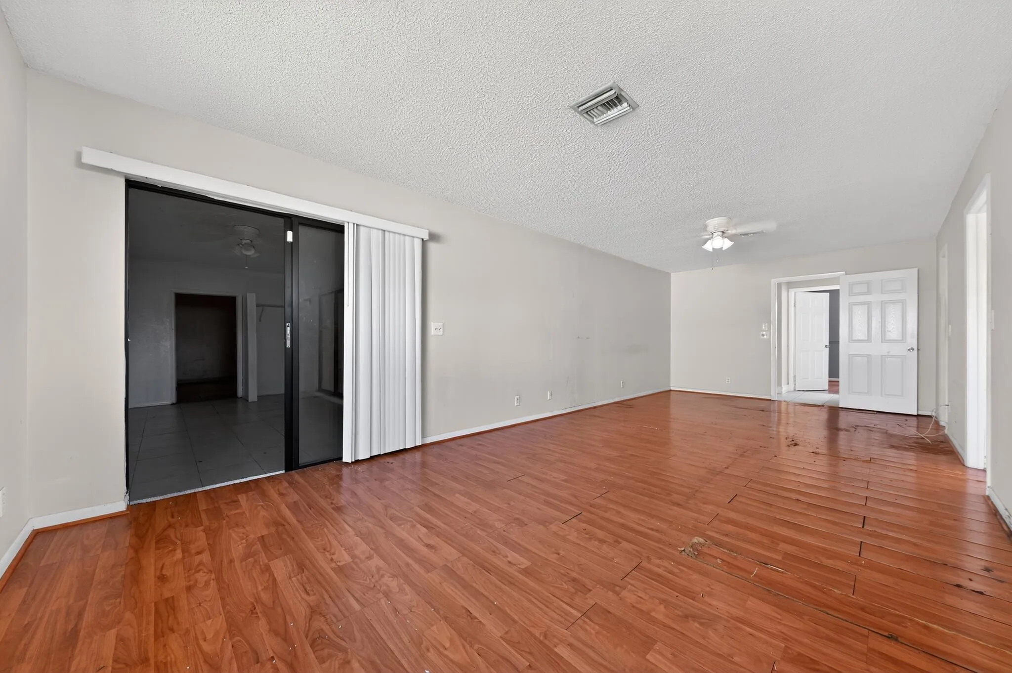 11_8421_Winnipesaukee_Way-Living_room-00