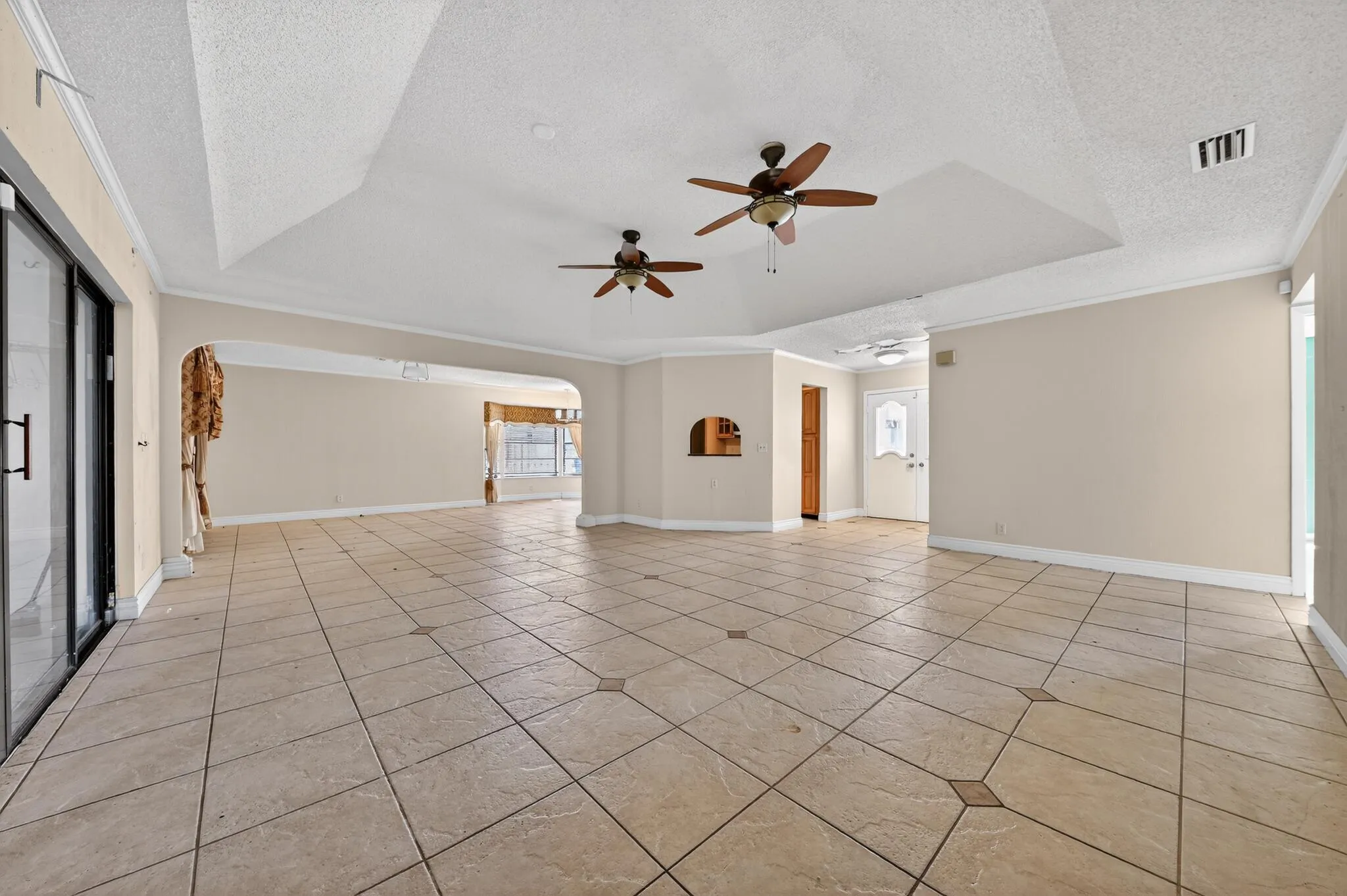 10_8421_Winnipesaukee_Way-Living_room-00