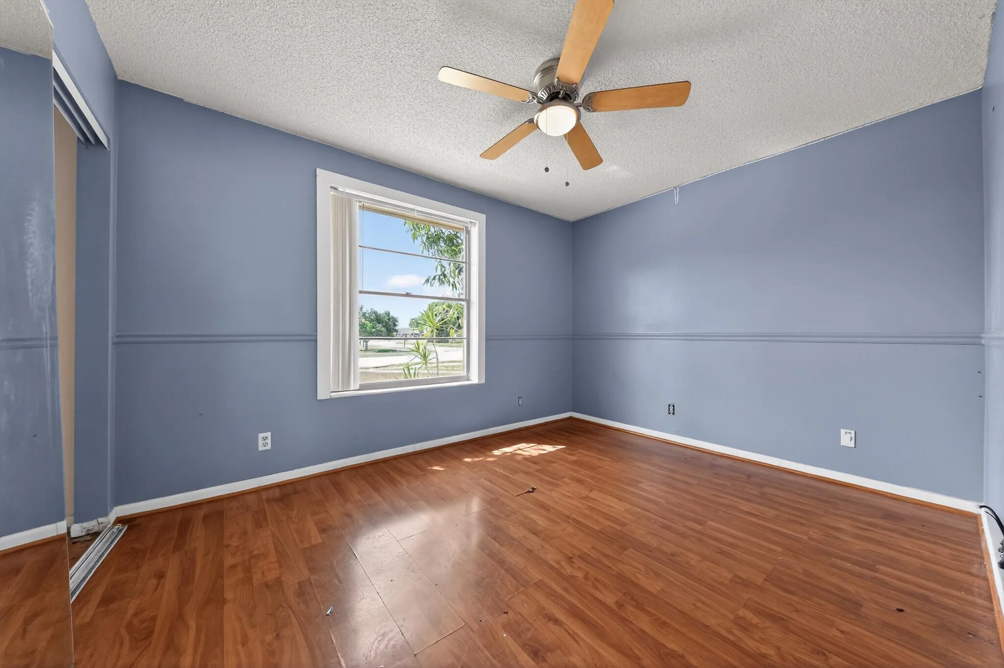 17_8421_Winnipesaukee_Way-Living_room-00