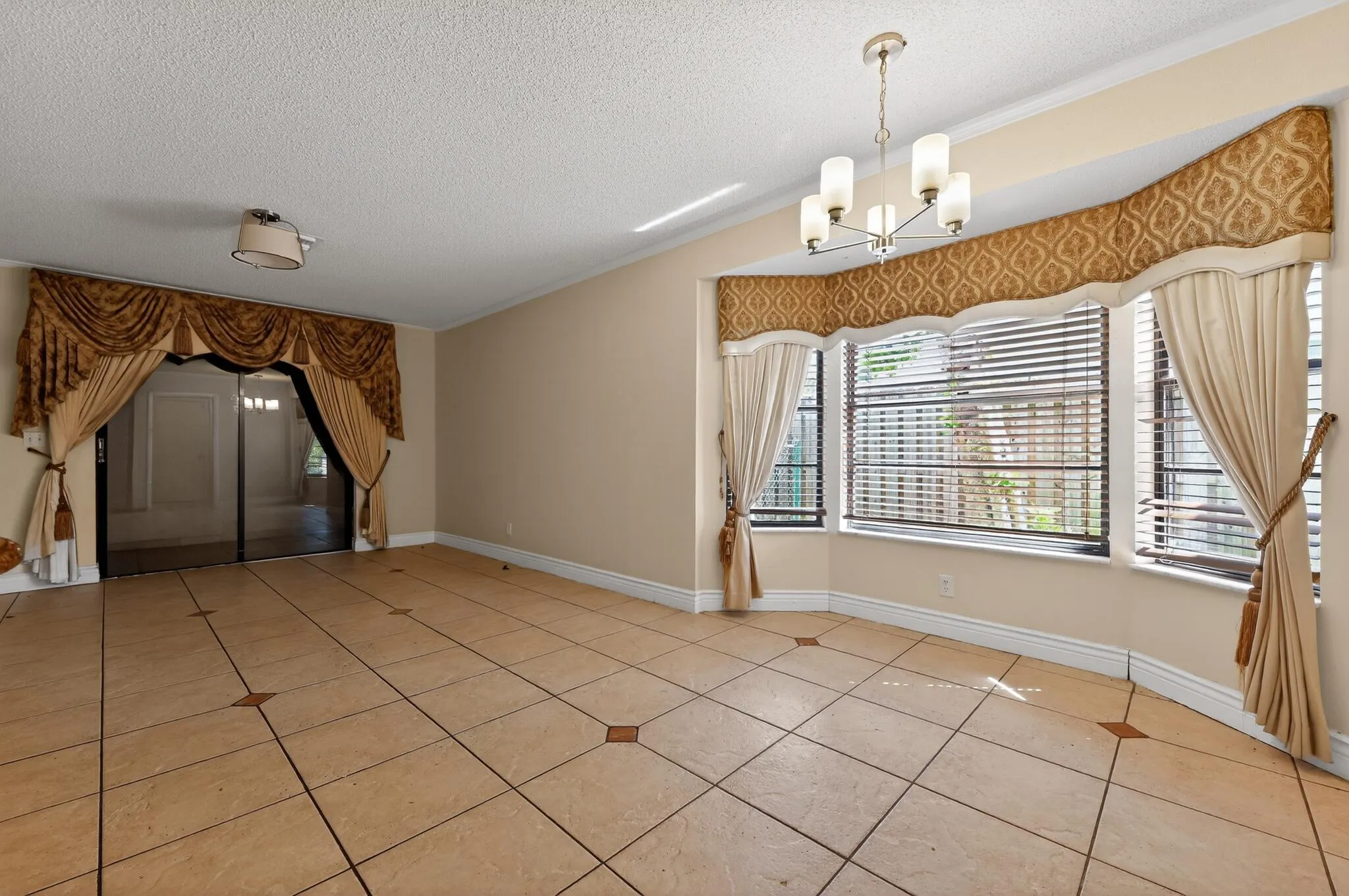 25_8421_Winnipesaukee_Way-Dining_room-00