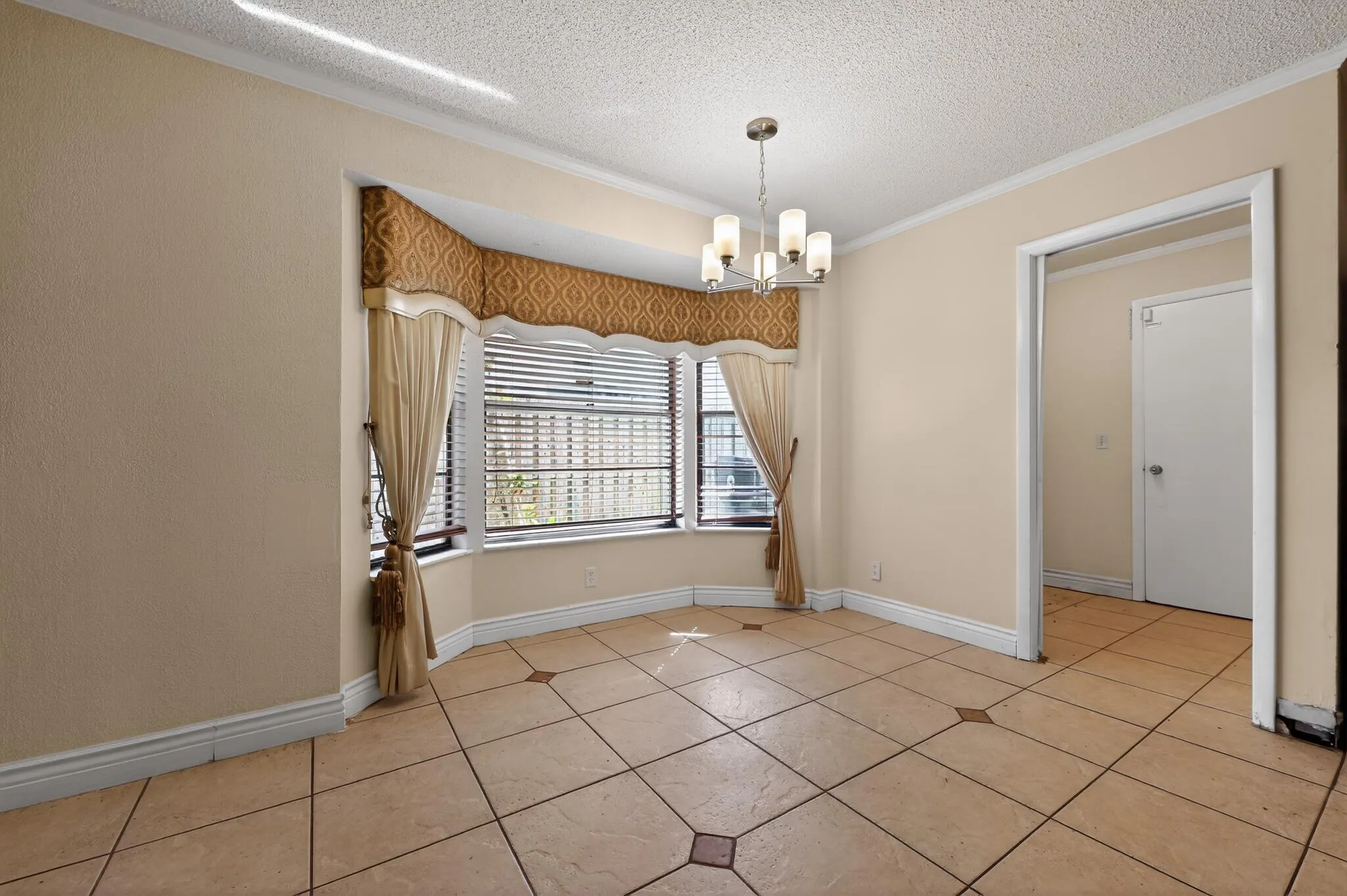 15_8421_Winnipesaukee_Way-Living_room-00