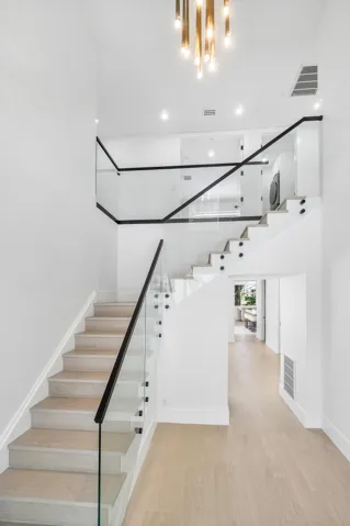 GLASS RAIL