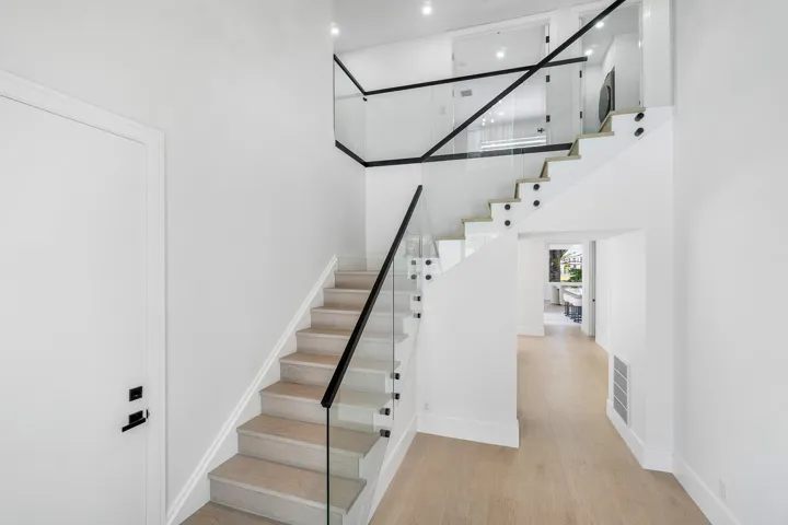 GLASS RAIL