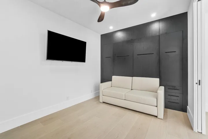 DOWNSTAIRS GUESTROOM