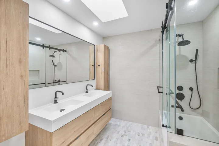 UPSTAIRS GUEST BATH
