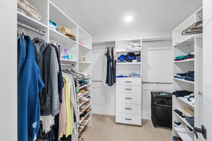 CUSTOM WALK-IN CLOSET