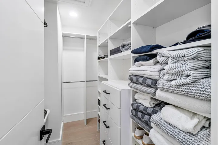 WALK-IN CUSTOM CLOSET