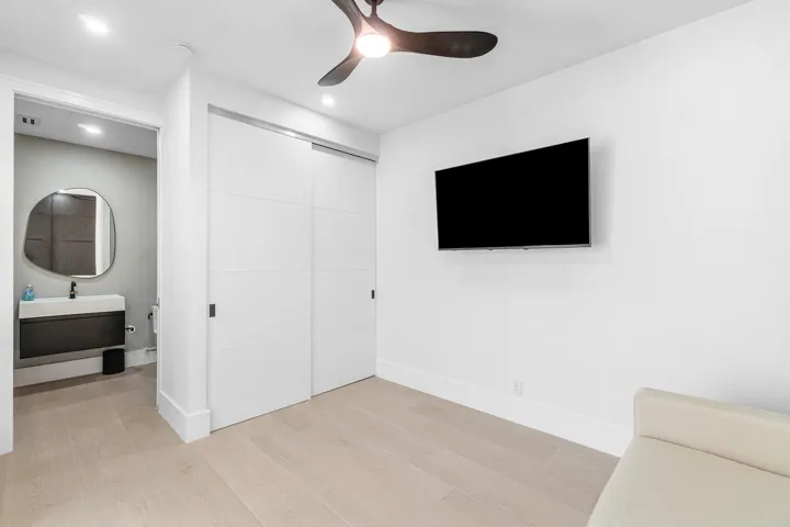 DOWNSTAIRS BED W/ENSUITE BATH