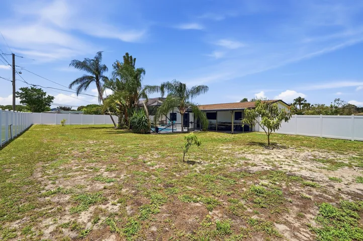 Entertain pets and people in this sprawling outdoor space