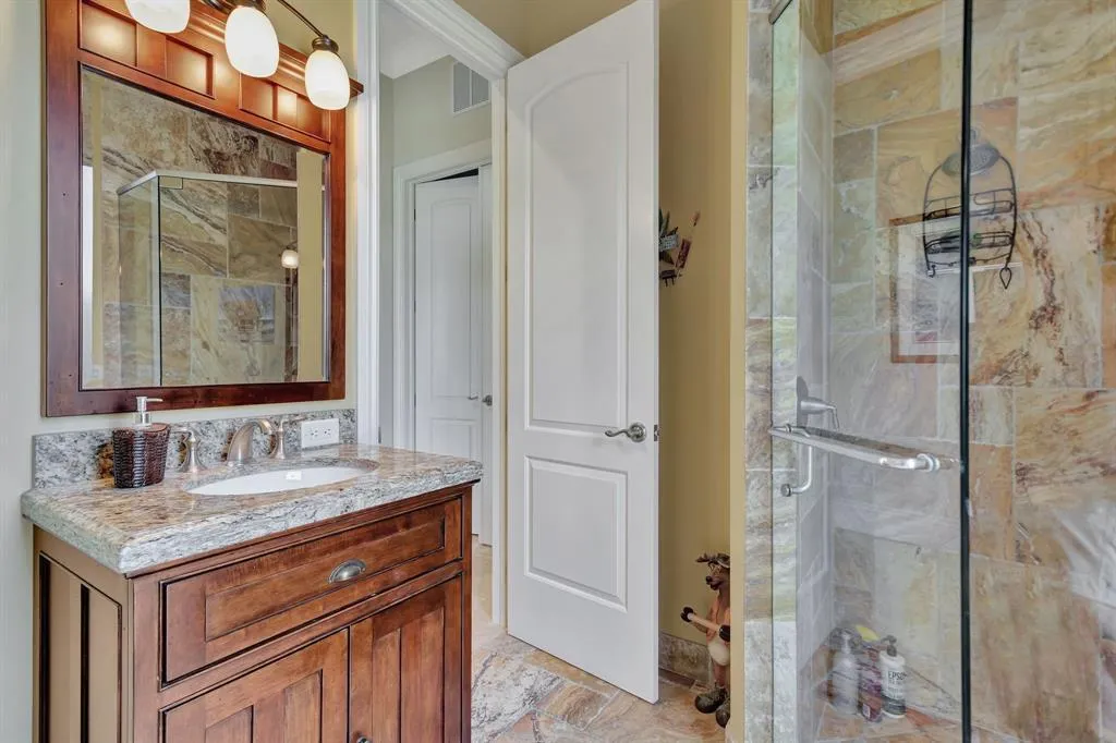 Secondary bath/Cabana bath
